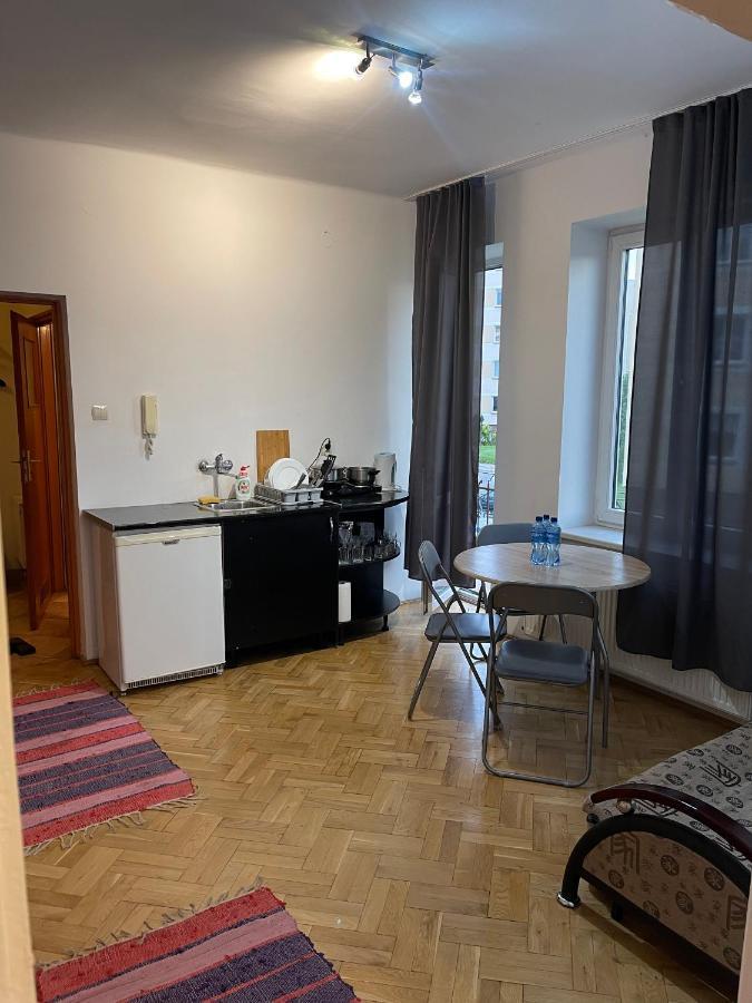 Apartamenty 650 Metrow Od Dworca Przemysl Luaran gambar